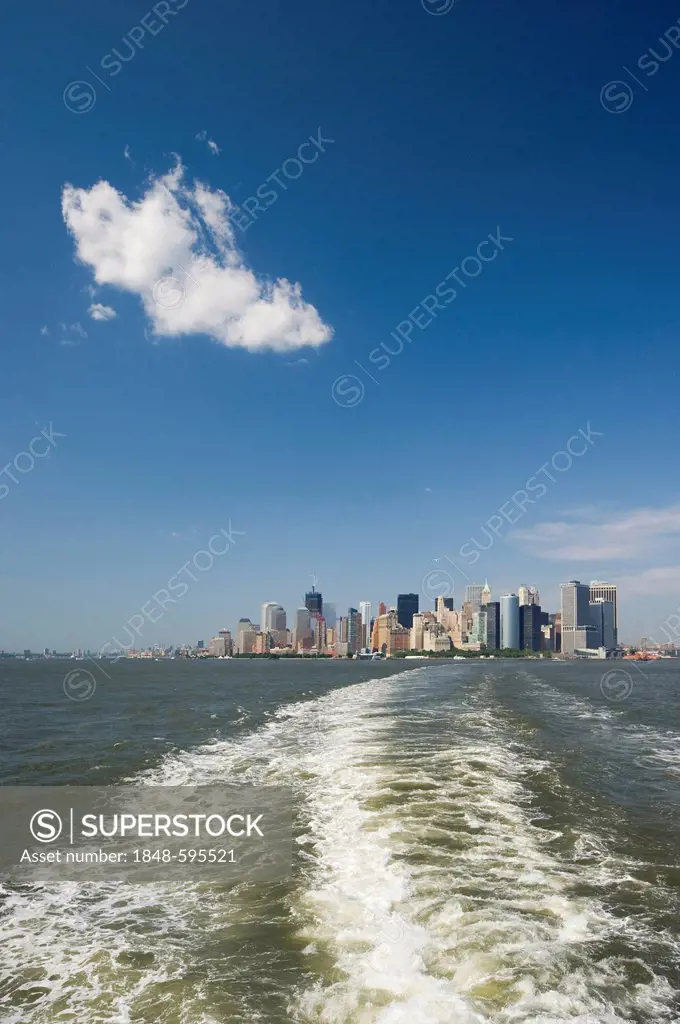 Skyline of Downtown Manhattan from the Staten Island Ferry, Manhattan, New York, USA, America