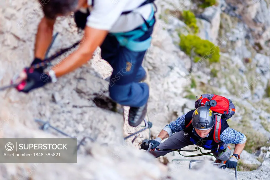 Mountain climbers climbing the Stevia climbing route in Vallunga Valley, Val Gardena, Dolomites, Alto Adige, Italy, Europe