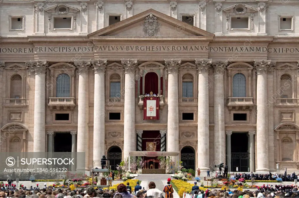 St. Peter's Basilica with Pope Benedict XVI during Easter Mass and Urbi et Orbi papal blessing, balcony Loggia delle Benedizioni, St. Peter's Square, ...