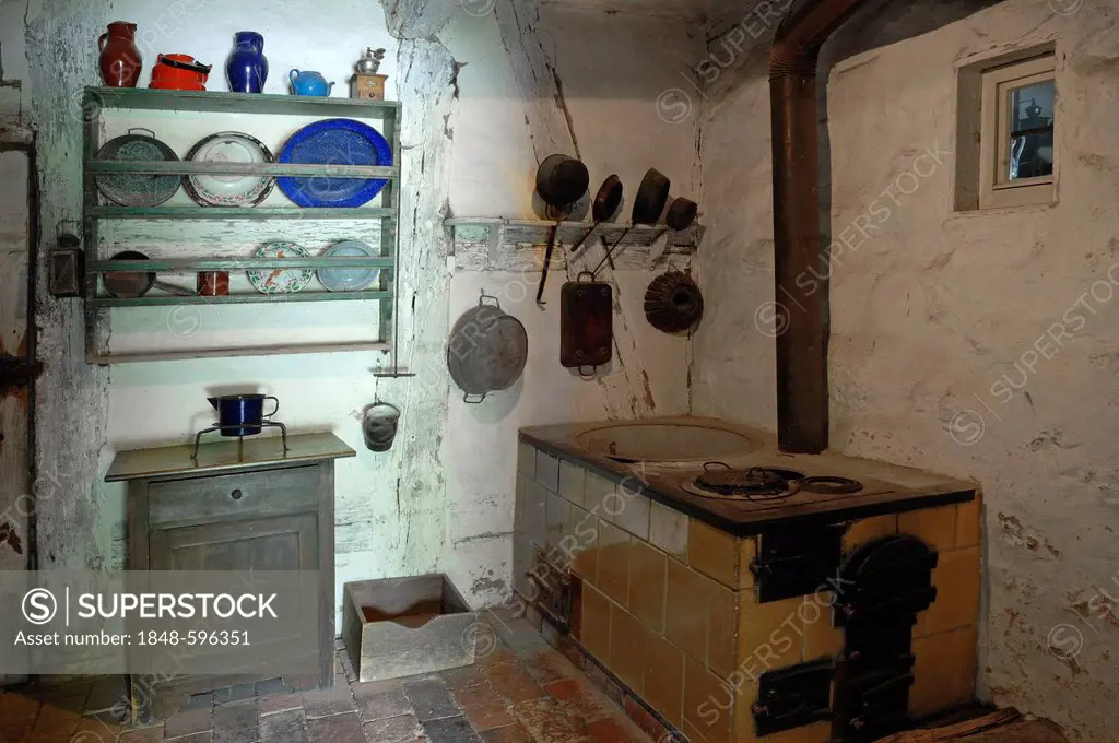 Kitchen with stove and plate board, 1926, shepherd's house from Hambuehl, 1744, Landkreis Neustadt Aisch district, Franconian open-air museum, Eisweih...
