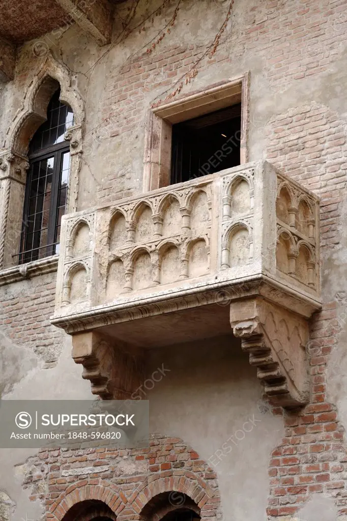 Juliet's balcony, Juliet's parents' house, Romeo and Juliet, a drama by William Shakespeare, Verona, Veneto region, Italy, Europe
