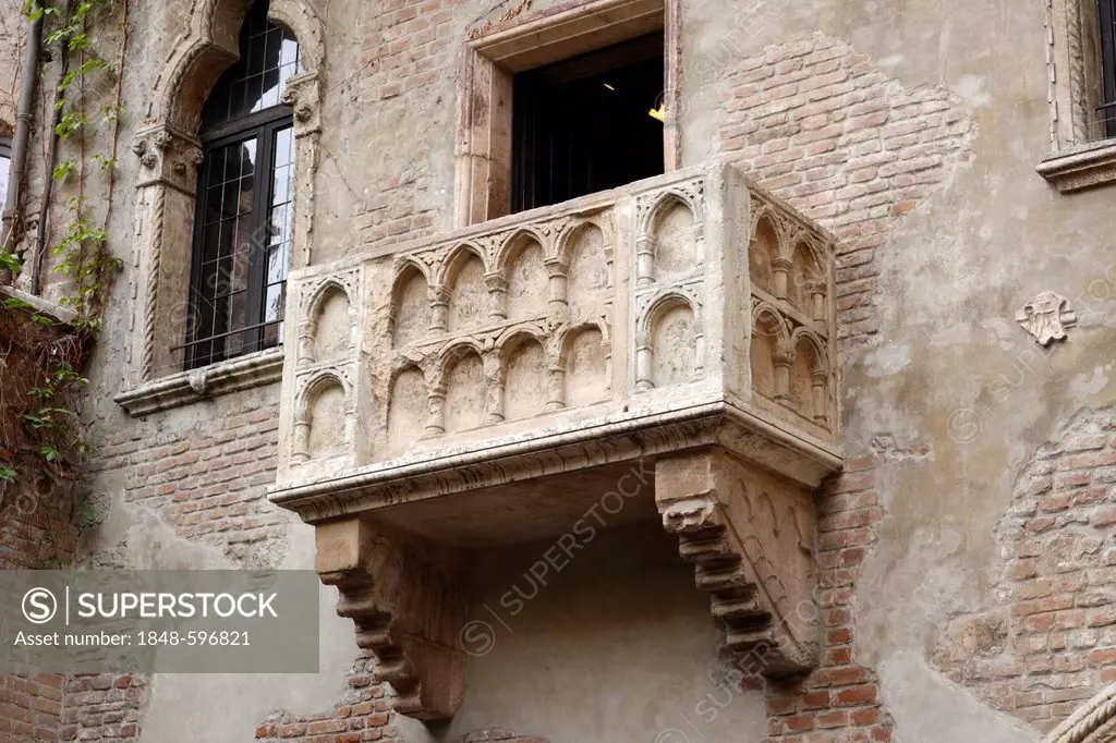 Juliet's balcony, Juliet's parents' house, Romeo and Juliet, a drama by William Shakespeare, Verona, Veneto region, Italy, Europe