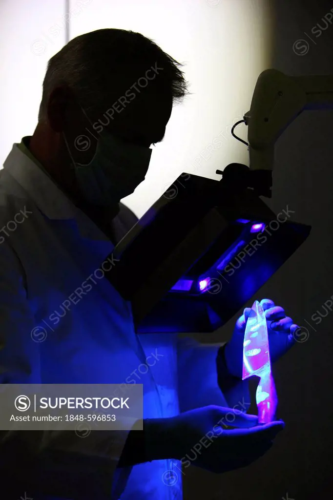 Kriminaltechnisches Institut, KTI, Forensic Science Institute, fingerprinting, fingerprints on evidence are made visible with the help of UV light and...