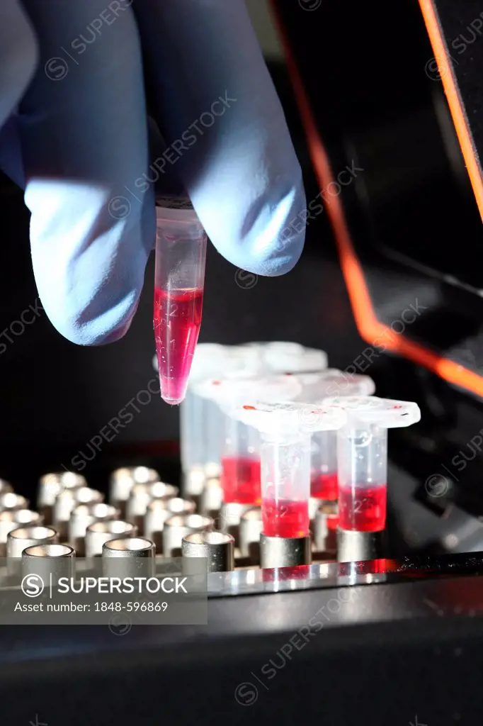 Kriminaltechnisches Institut, KTI, Forensic Science Institute, DNA analysis, trace carriers are examined for DNA evidence, police, Landeskriminalamt, ...