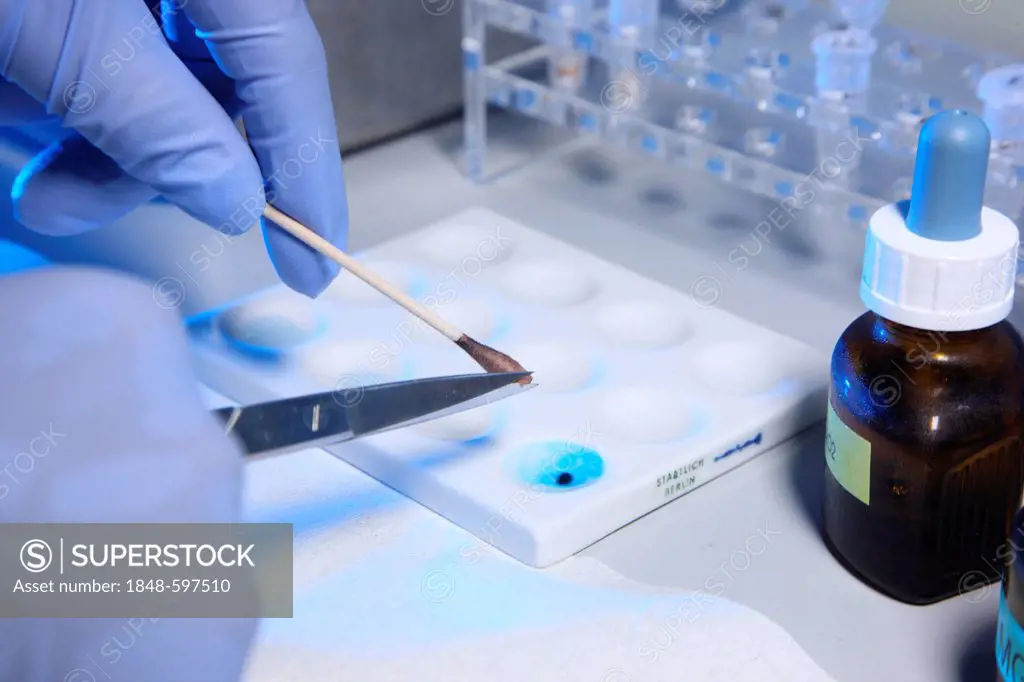 Kriminaltechnisches Institut, KTI, Forensic Science Institute, DNA analysis, trace carriers are examined for DNA evidence, police, Landeskriminalamt, ...