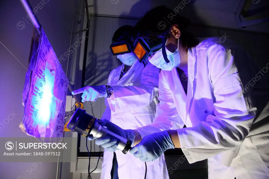 Kriminaltechnisches Institut, KTI, Forensic Science Institute, examination of evidence for possible DNA traces with UV light, police, Landeskriminalam...
