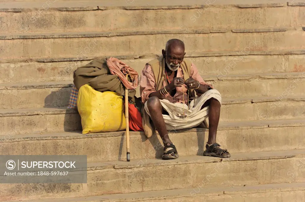 Creditors on the ghats or steps on the banks of the Ganges in Varanasi, Benares, Uttar Pradesh, India, South Asia