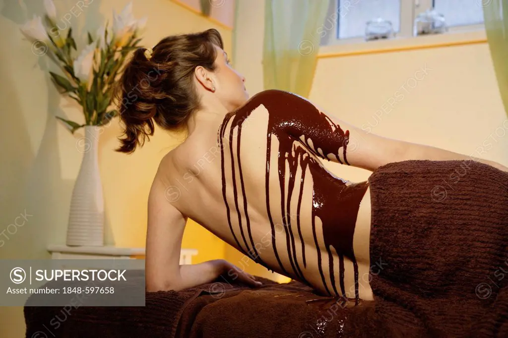 Woman, 30-35 years, receiving a chocolate massage