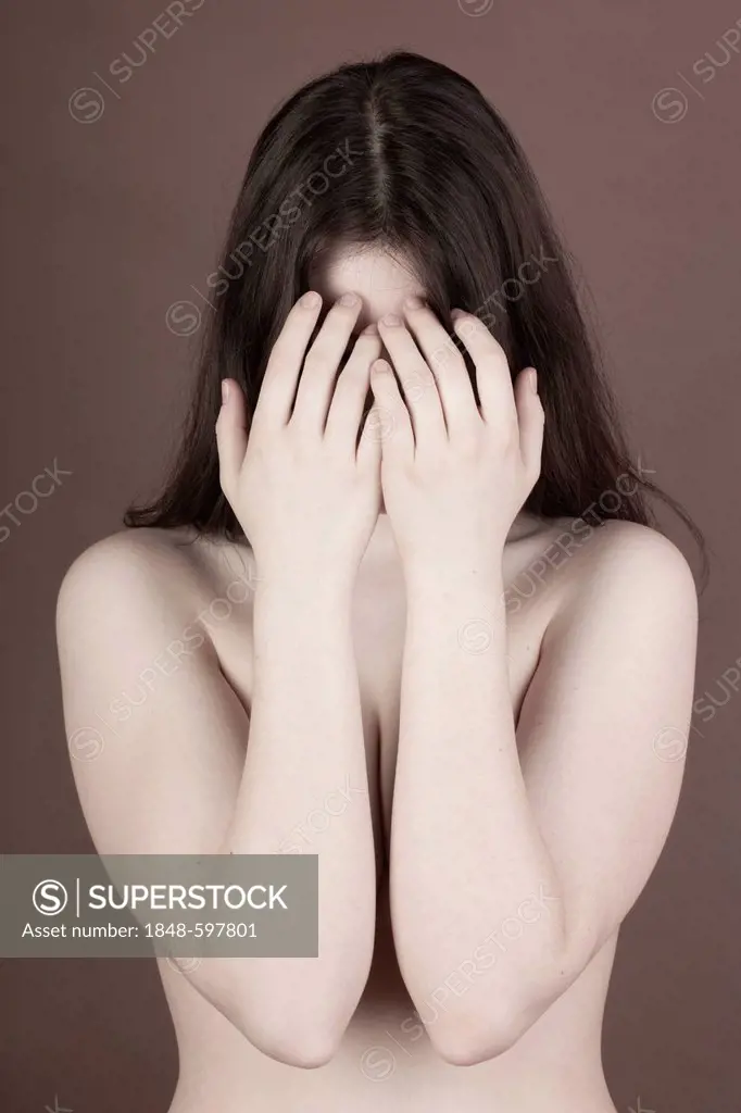 Young woman, upper body, naked, with her face hidden