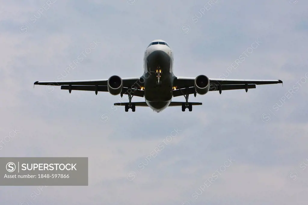 Plane approaching the airport, frontal view, Frankfurt, Hesse, Germany, Europe