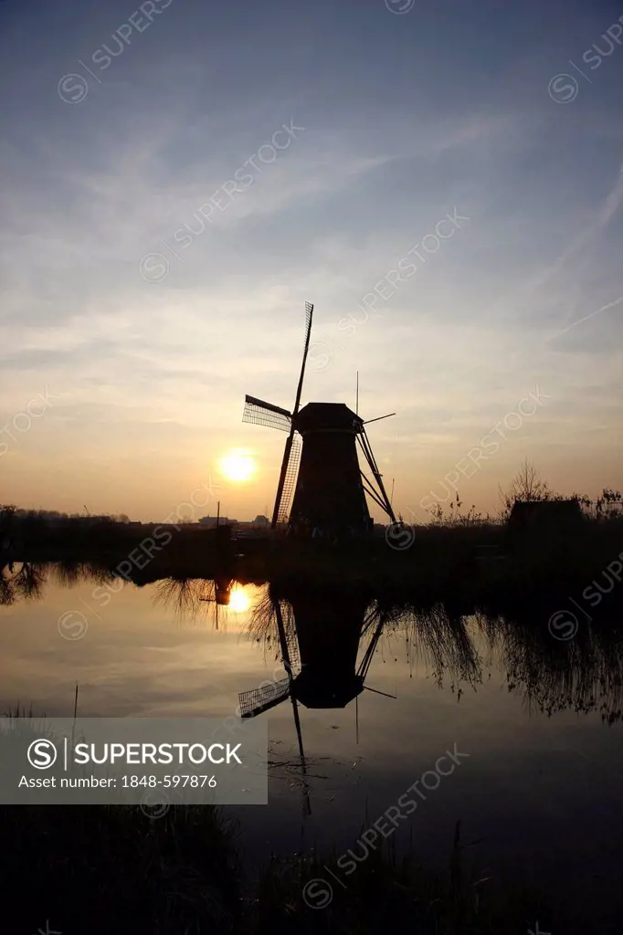 Historic windmill, UNESCO World Heritage Site, Kinderdijk, South Holland, Netherlands, Europe
