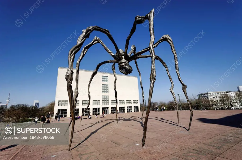 Neue Kunsthalle art gallery, Maman sculpture by Louise Bourgeois, Hamburg, Germany, Europe