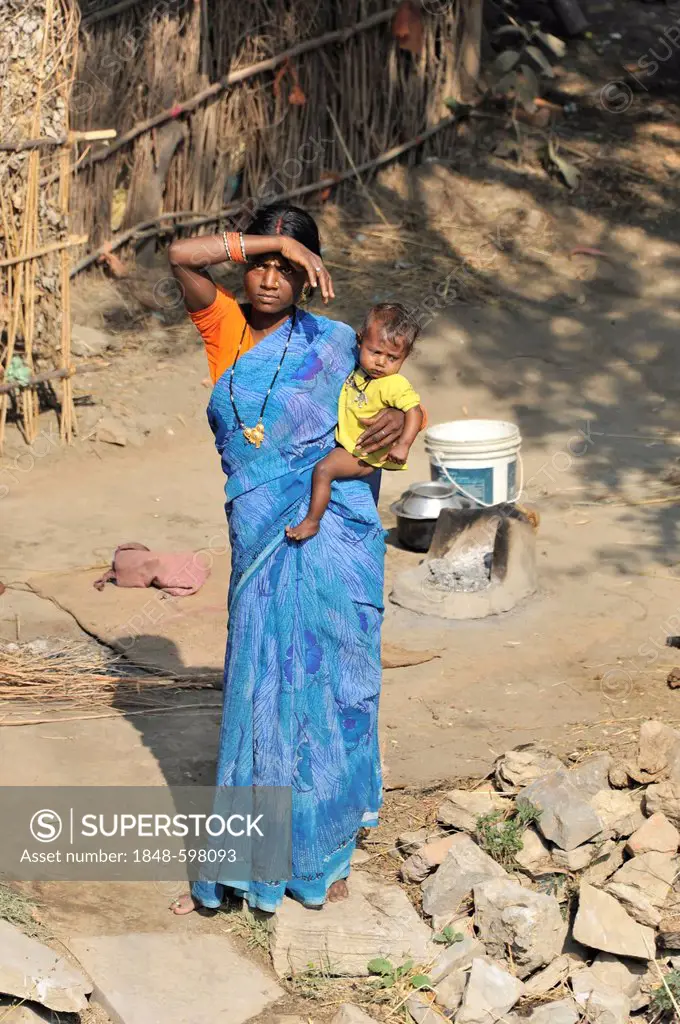 Indian woman with toddler, Khajuraho, Madhya Pradesh, India, Asia