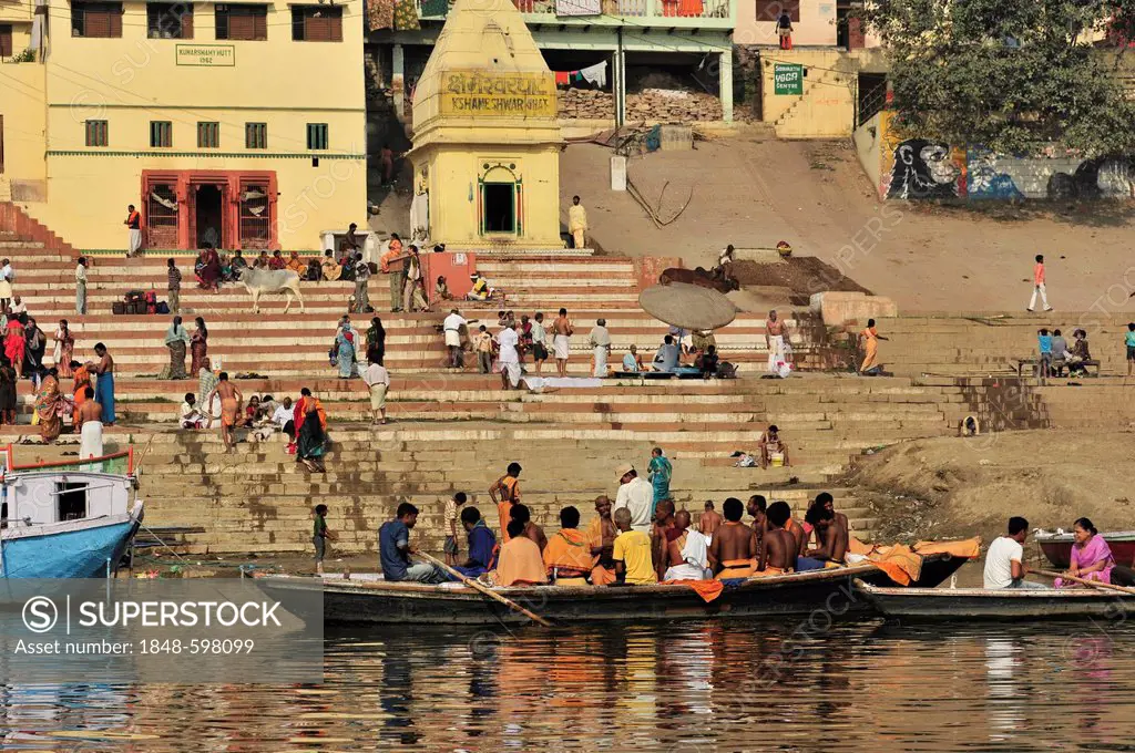 Believers in boats on the Ganges river, Varanasi, Benares, Uttar Pradesh, India, South Asia
