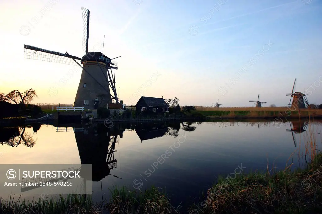 Historic windmills, UNESCO World Heritage Site, Kinderdijk, South Holland, Netherlands, Europe