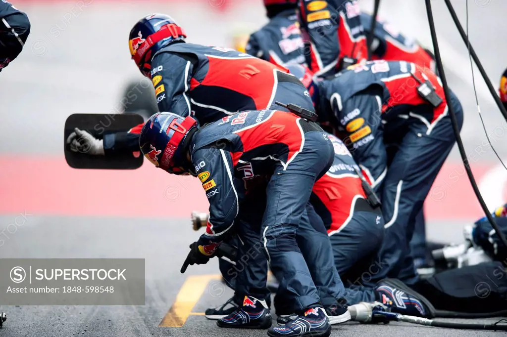 Pit-stop crew of Australian Mark Webber, Red Bull Racing-Renault, motor sports, Formula 1 testing at the Circuit de Catalunya, Circuit de Barcelona, B...