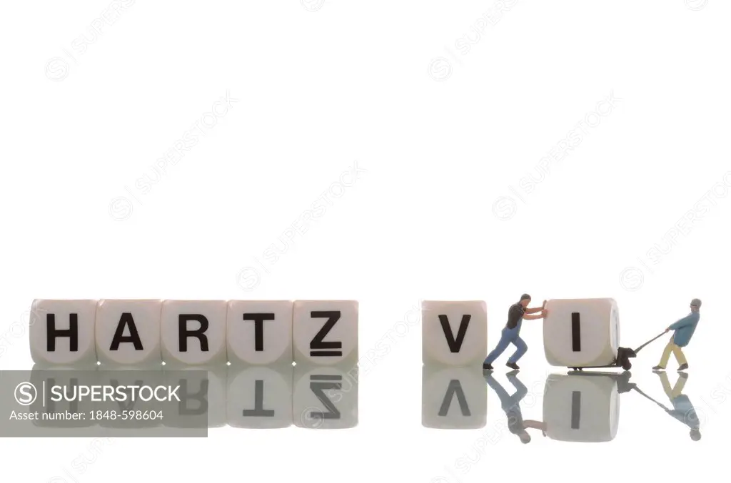 Two small figurines of workmen turning lettering for Hartz IV into Hartz V, symbolic image