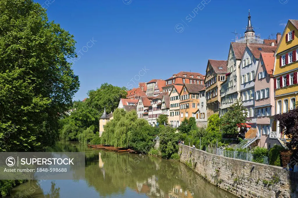 Houses on the Neckar river with Hoelderlinturm tower and punt, old town, Tuebingen, Swabian Alb, Baden-Wuerttemberg, Germany, Europe