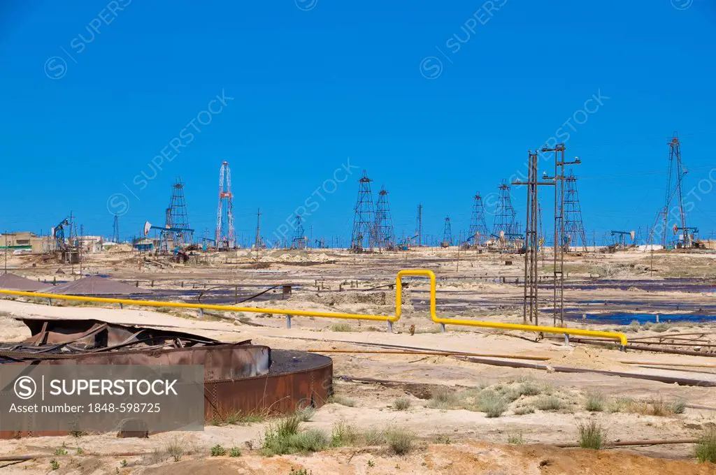 Oil field, oil industry on the Abseron peninsula, Azerbaijan, Caucasus Region, Eurasia