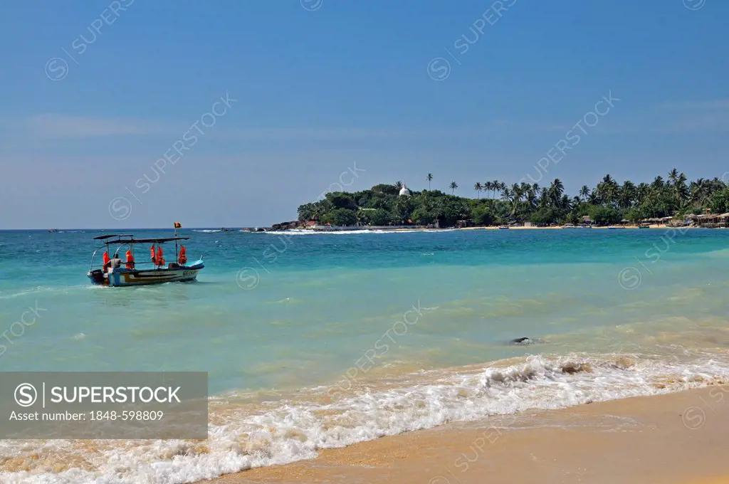 Unawatuna beach, Wella Devale Dagoba at back, Unawatuna, Sri Lanka, Ceylon, South Asia, Asia