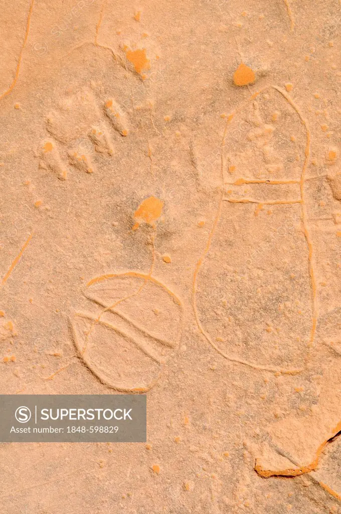 Neolithic rock art, footprint engraving, of the Tadrart, Tassili n'Ajjer National Park, Unesco World Heritage Site, Algeria, Sahara, North Africa