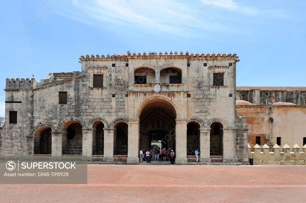 Plaza Colon square with the Cathedral Santa Maria la Menor, oldest cathedral in the New World, 1532, Santo Domingo, Dominican Republic, Caribbean