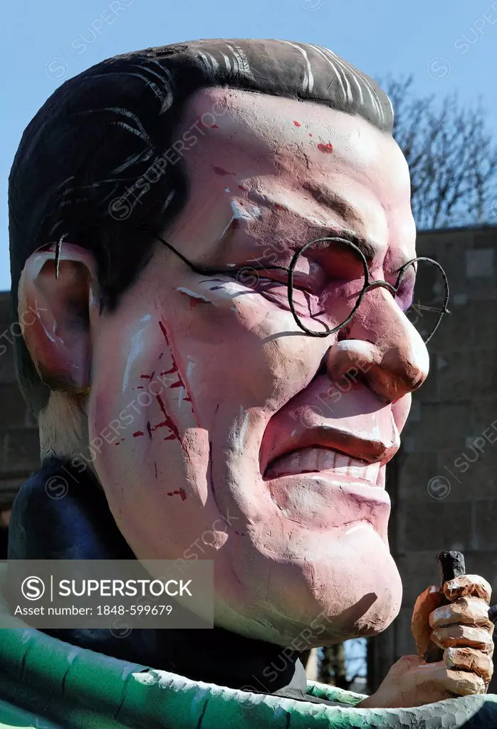 Huge head of the resigned political star Karl-Theodor zu Guttenberg, paper-mache figure, satirical themed parade float at the Rosenmontagszug Carnival...