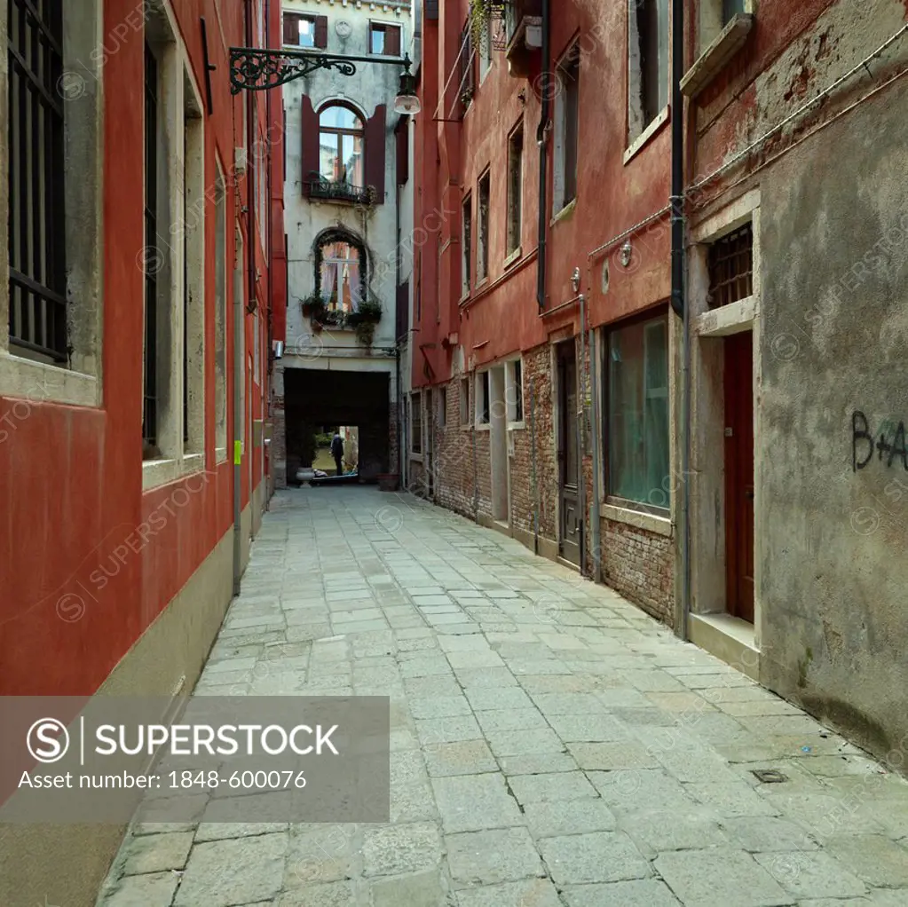 Small alleyway leading to a gondolier, Venice, Veneto, Italy, Europe