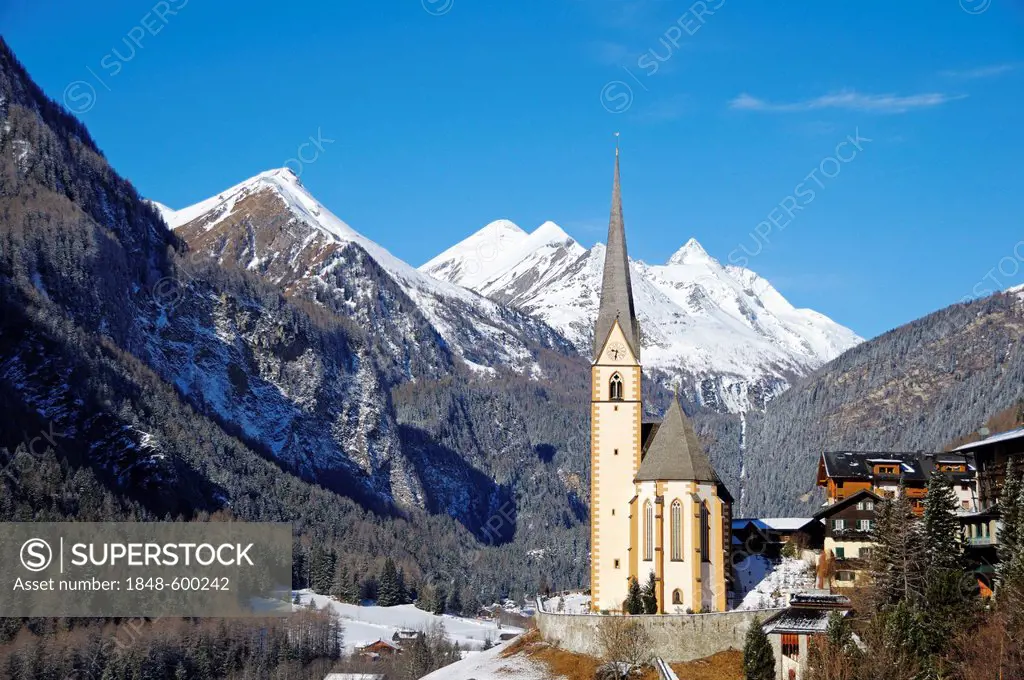 Pilgrimage Church of St. Vinzenz in winter, in front of Grossglockner Mountain, Heiligenblut in Moelltal Valley, National Park Hohe Tauern, Carinthia,...