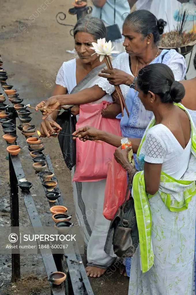 Women lighting butter lamps, Puja, Ruvanveli Seya Dagoba, Anuradhapura, Unesco World Heritage site, Sri Lanka, Ceylon, South Asia, Asia