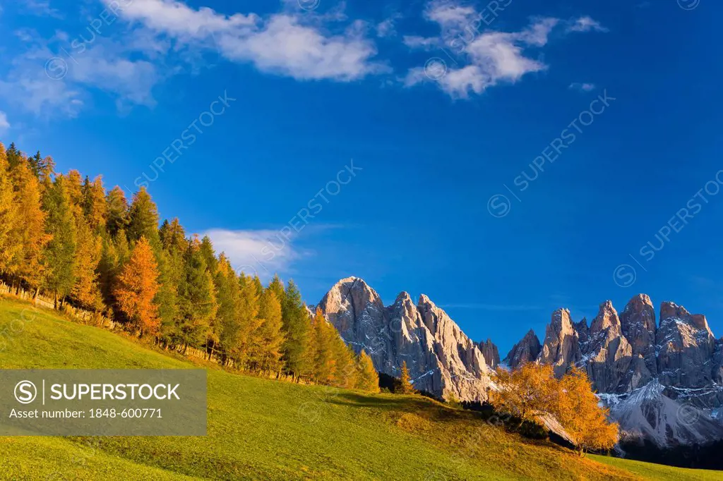 Villnoesstal or Val di Funes valley, in autumn, Odle Geisler massif, Puez-Geisler Nature Park, South Tyrol, Italy, Europe