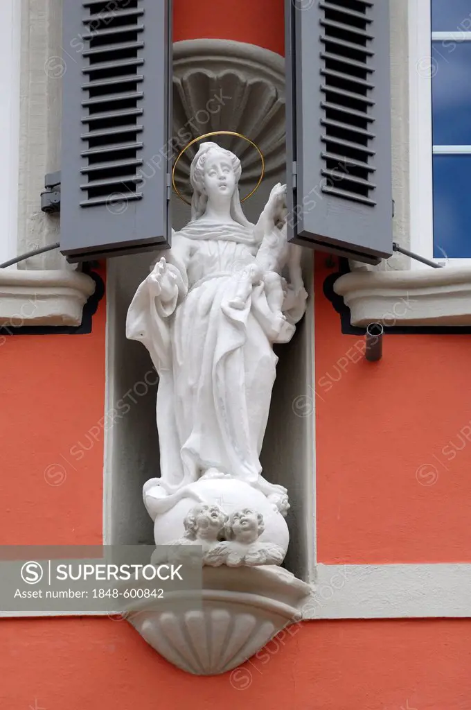 Virgin Mary with Child in a niche on a house wall, Am Marktplatz, Endingen, Baden-Wuerttemberg, Germany, Europe