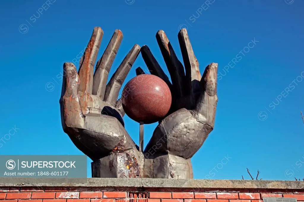 The World in the Hands of Workers monument, Memento Park, Statue Park, Budapest, Hungary, Europe