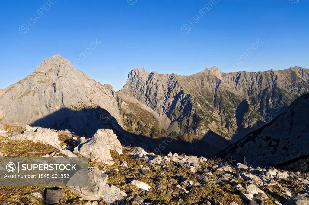 Mountains Sonnjoch, Schaufelspitze, Bettlerkar Spitze, Falzthurnjoch as seen from Sunntiger, Nauders-Alm mountain pasture, Karwendelgebirge Mountains,...