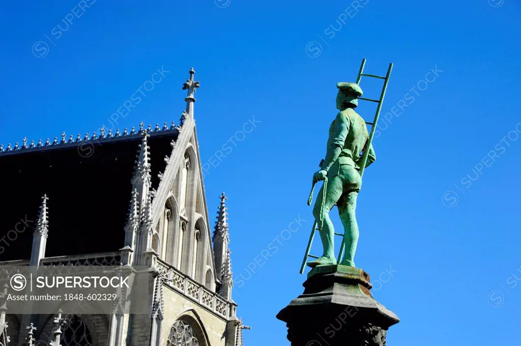 Notre Dame du Sablon Church, Zavel Kerk, sculpture, statue in the garden, Place du Petit Sablon or Kleine Zavel Plein square, city centre, Brussels, B...