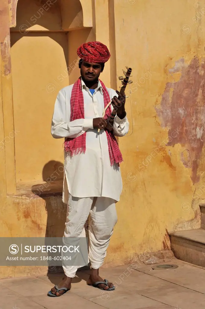 Indian musician at Amber Fort, Amber, near Jaipur, Rajasthan, North India, India, South Asia, Asia