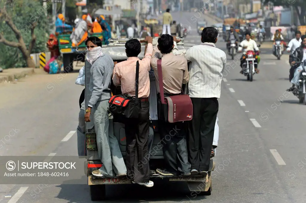 Men no a car, Jaipur, Rajasthan, North India, India, South Asia, Asia