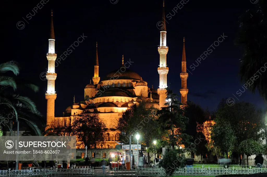 Night shot, Sultan Ahmed Mosque or Blue Mosque, Sultanahmet park, old town, Istanbul, Europe