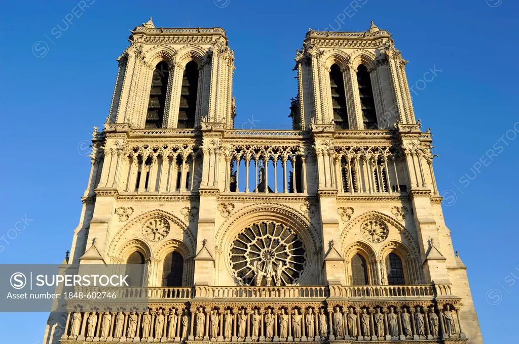 West facade, Gothic ornamental figures over the main portal, rose window, Cathedral of Notre-Dame de Paris, Ile de la Cité, Paris, France, Europe