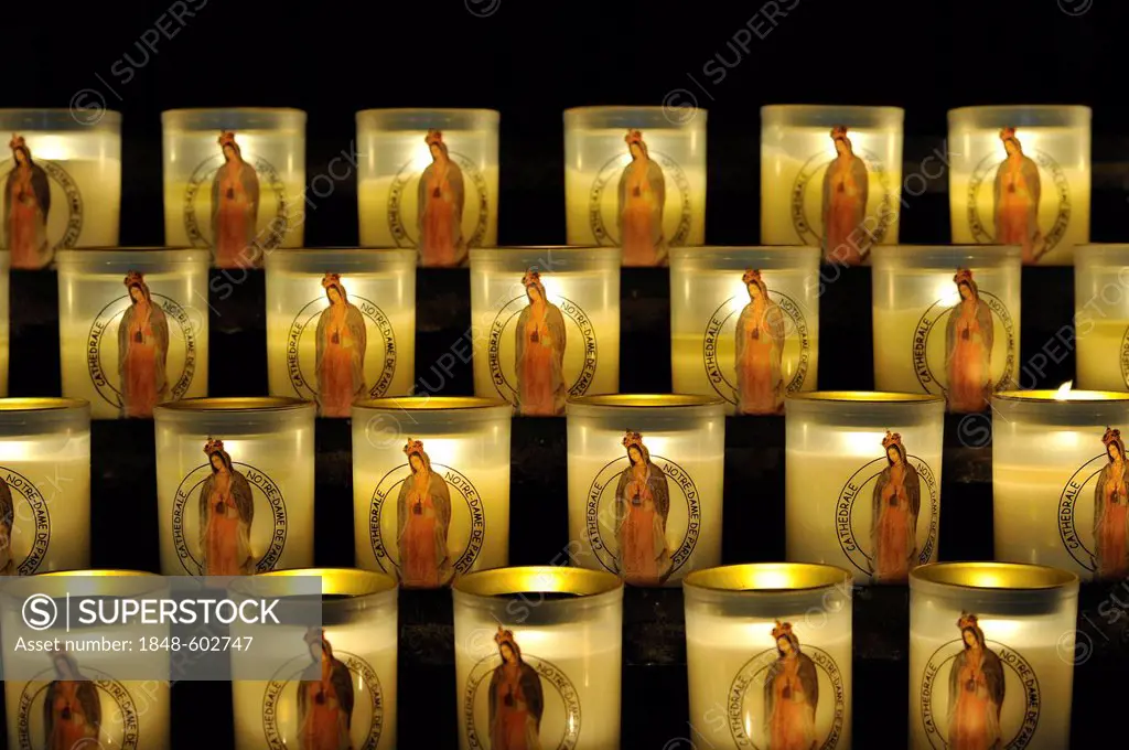 Votive candles, Cathedral of Notre-Dame de Paris, Ile de la Cité, Paris, France, Europe