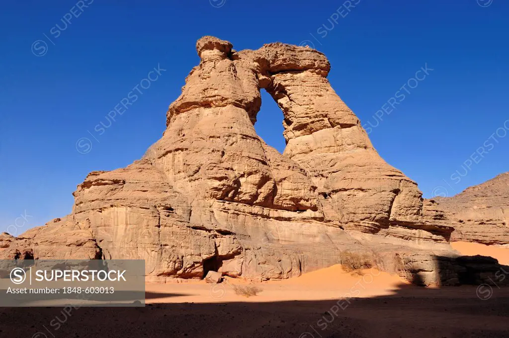 Arch or natural window in the rock formation of La Cathedrale, Tadrart, Tassili n'Ajjer National Park, Unesco World Heritage Site, Algeria, Sahara, No...