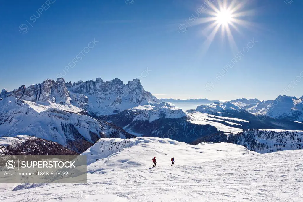 Skiers descending from the Uribrutto summit above the Passo Valles, behind the Pala group and the Passo Rolle, Dolomites, Trentino, Italy, Europe