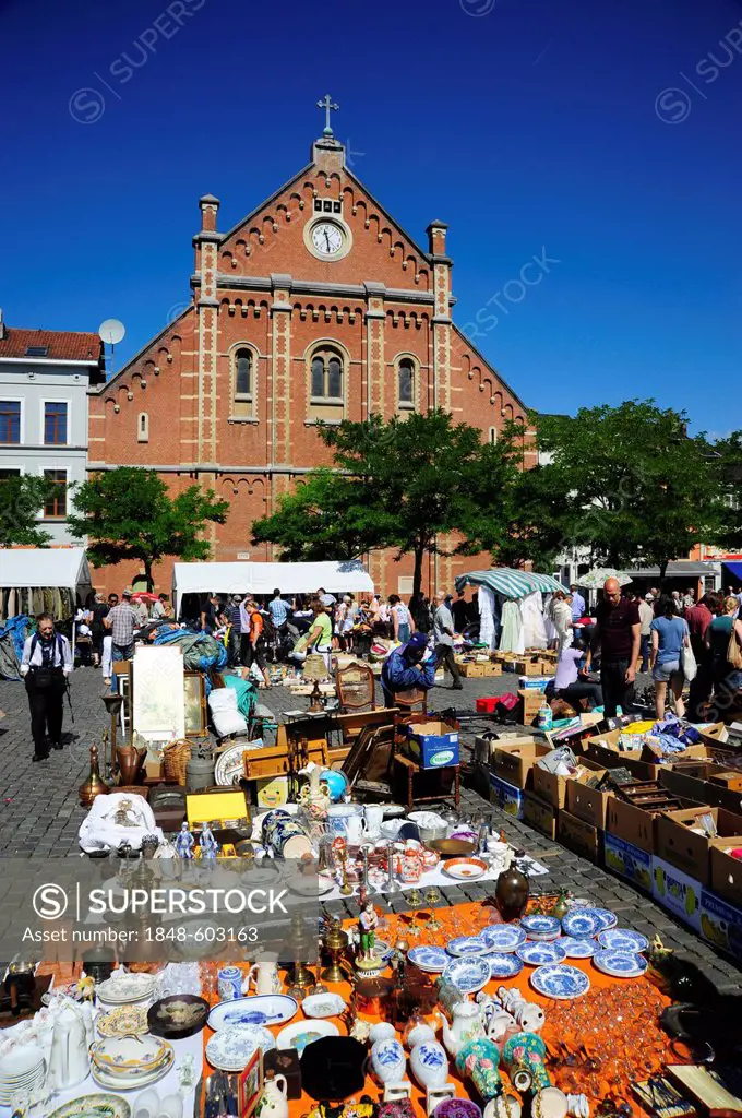 Flea market at the Place du Jeu de Balle or Vossenplein square, in front of Immaculee Conception church, Les Marolles, Marollen quarter, city centre, ...