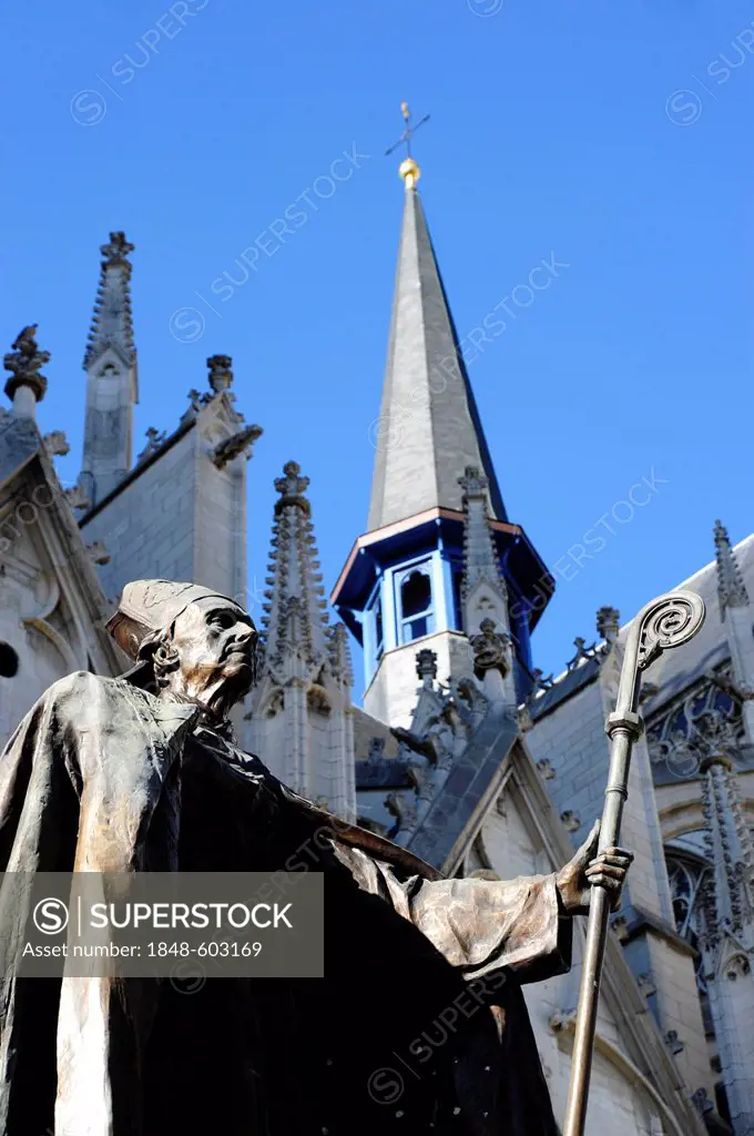 Statue of Cardinal Desire-Joseph Mercier in front of the cathedral, Cathedrale St-Michel, St. Michiels-Kathedraal, Place St. Gudule, city centre, Brus...