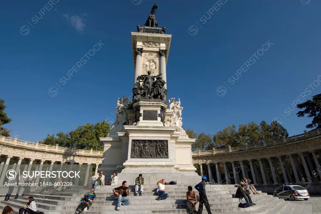 Monument with an equestrian statue of King Alfosno XII, Parque del Buen Retiro, Park of the Pleasant Retreat or El Retiro, Madrid, Spain, Europe