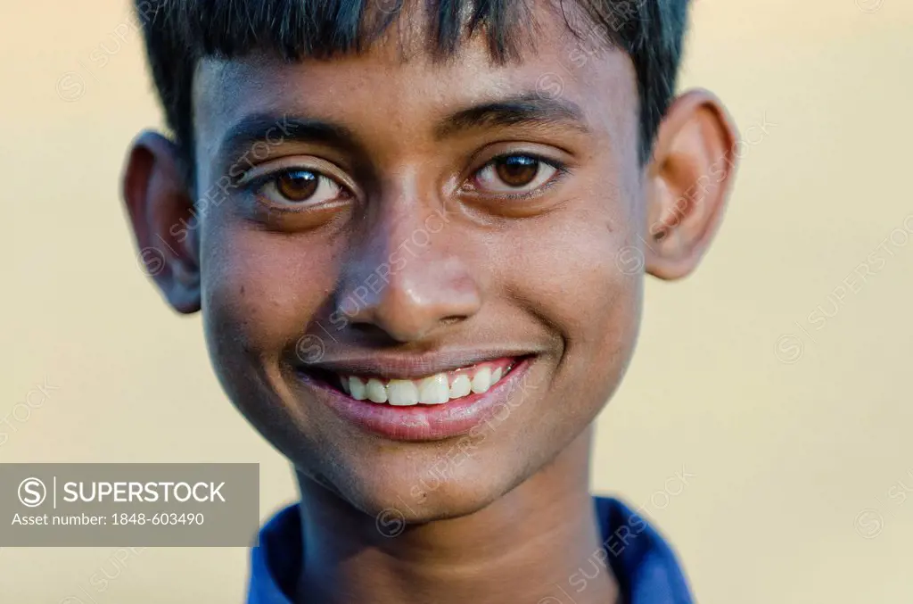 Boy, Bishnupur, Bankura district, West Bengal, India, Asia