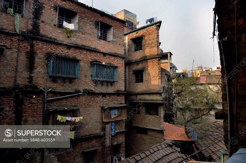 Decrepit apartment building, Shibpur district, Howrah, Kolkata, West Bengal, India, Asia