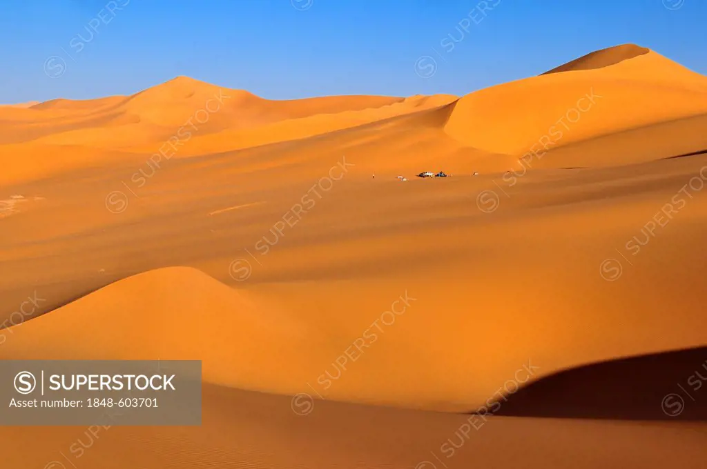 Tourist camp in the sand dunes of In Tehak, Tadrart, Tassili n'Ajjer National Park, Unesco World Heritage Site, Algeria, Sahara, North Africa