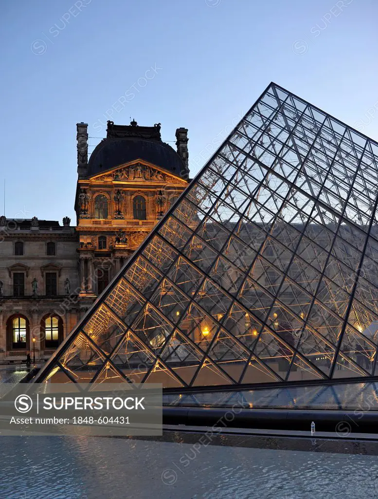 Pavilion Richelieu in the evening, glass pyramid entrance in front, Palais du Louvre or Louvre Palace museum, Paris, France, Europe