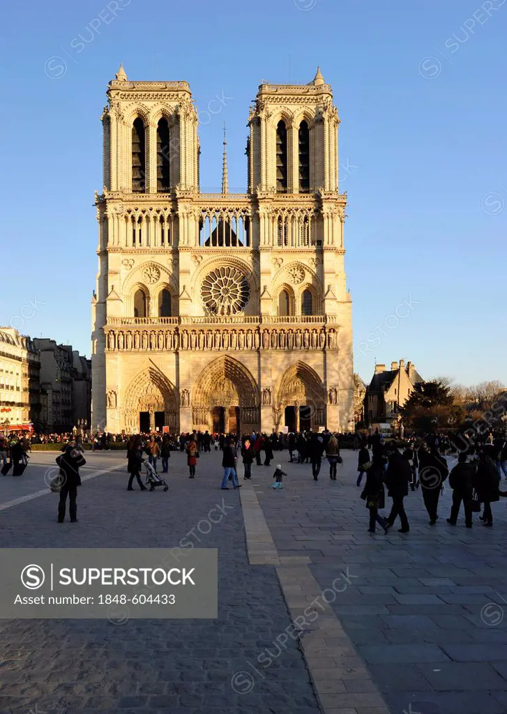 West façade, Cathedral of Notre-Dame de Paris, Ile de la Cité, Paris, France, Europe
